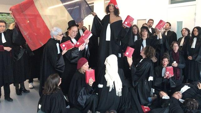 La Marseillaise chantée et interprétée par les avocats de Caen au tribunal