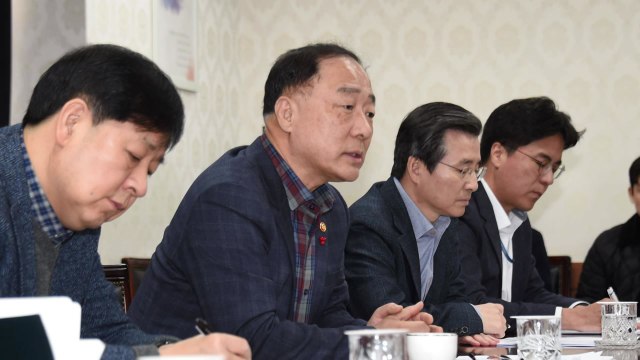 홍남기 신종코로나 확산 방지 위해 예산 신속 지원 / YTN