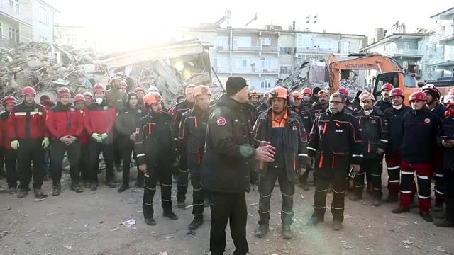 AFAD Müdahale Daire Başkanı Tezcan,depremde arama kurtarma çalışmalarına katılan ekiplere teşekkür...