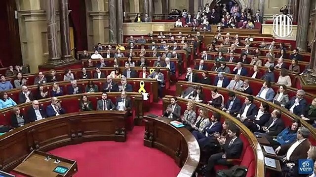 Todos los consejeros de JxCat de pie aplaudiendo a Torra y los de ERC sentados sin aplaudir