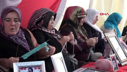 Diyarbakır-hdp önündeki aileler, depremzedelere atkı örüyor