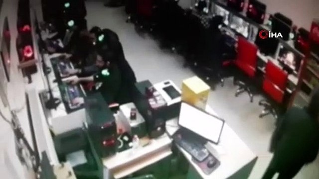 Elazığ'da meydana gelen 6.8'lik deprem bir internet kafede güvenlik kamerasına böyle yansıdı