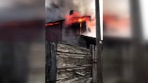Ankara'da ahşap evde çıkan yangın, itfaiye ekiplerince söndürüldü