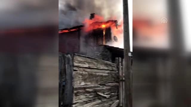 Ankara'da ahşap evde çıkan yangın, itfaiye ekiplerince söndürüldü