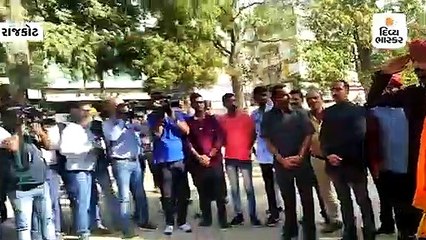 વિન્ટેજ કારમાં બેસી રાજકોટના યુવરાજ માંધાતાસિંહે મા આશાપુરાના મંદિરે શિશ ઝુકાવ્યું