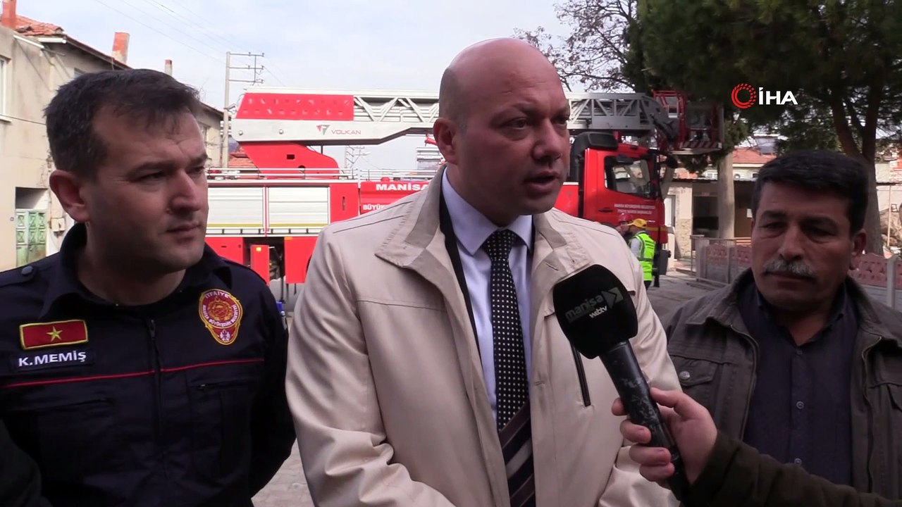 Manisa’da depremde ağır hasar gören caminin yıkımı yapıldı