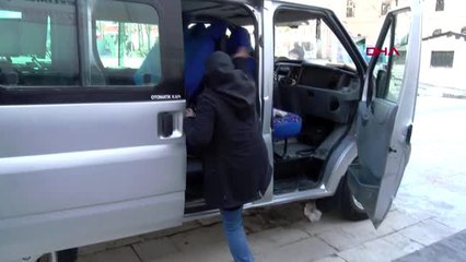 Depremde ofisi zarar gören yerel gazete, minibüste çıkarılıyor