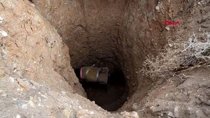 Kuyuya düşen eşek kurtarıldı, çoban 'can yoldaşı' için teşekkür etti