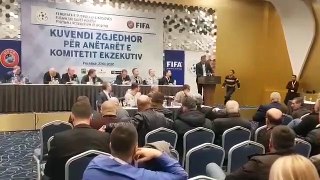 Delegatët i dhurojnë mëditjet e Kuvendit Zgjedhor të FFK-së për futbollistin e Trepçës