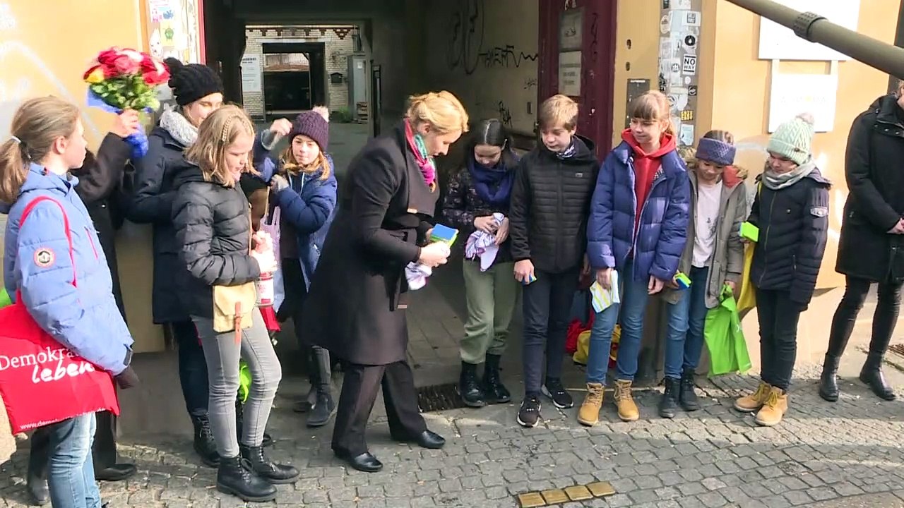 Giffey poliert Stolpersteine