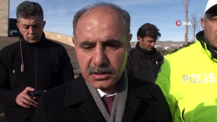 Depremzedelerin terk ettikleri evlerindeki eşyalar polisin kontrolünde