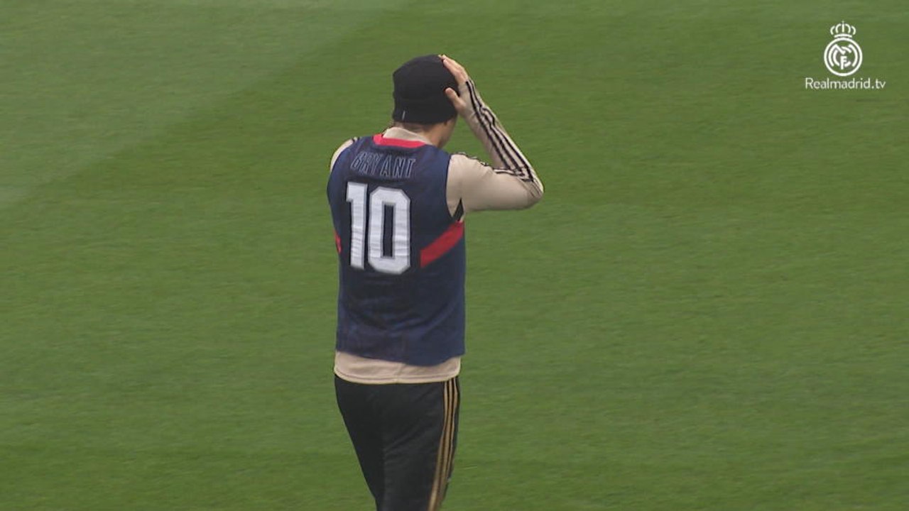 Real Madrid players hold minute silence for Kob...