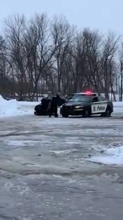 6 policiers pour un gars avec les fesses à l'air!
