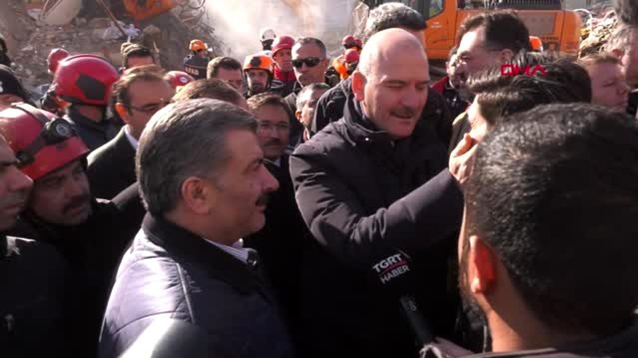 Elazığ içişleri bakanı süleyman soylu ve sağlık bakanı fahrettin koca suriyeli afet gönüllüsü...