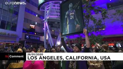 Tributo a Kobe Bryant diante do "templo" dos Lakers