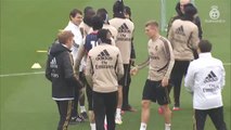 Sergio Ramos se pone la camiseta de Kobe Bryant en el entrenamiento