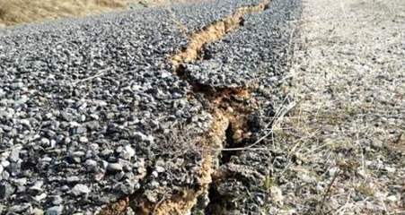6.8 büyüklüğündeki deprem sonrası Sivrice'deki köy yollarında derin yarıklar oluştu