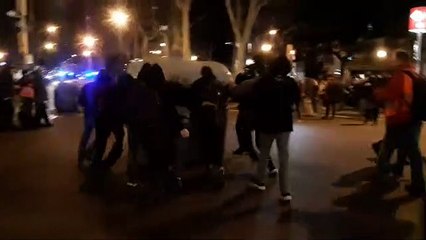 Els manifestants de la protesta contra la decisió de la Mesa es traslladen a la plaça d'Urquinaona