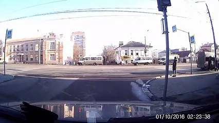 Un piéton a failli se faire percuter après un carambolage entre voitures !