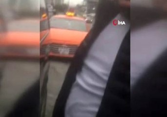 Taksiciler turizm şirketi aracının önünü kesip evrak kontrolü yaptı
