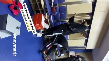 Neymar piégé par un faux serpent dans son casier au PSG !
