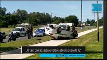 Un taxi con pasajeros volcó en la avenida 72