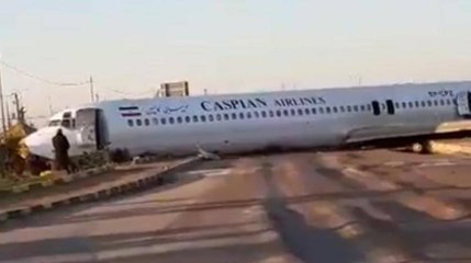 طائرة إيرانية تخرج عن مسارها وتهبط في الشارع