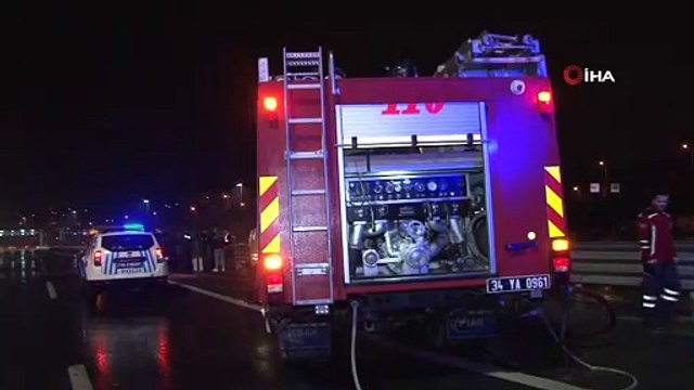 Fatih Sultan Mehmet Köprüsü girişinde otomobil alev alev yandı