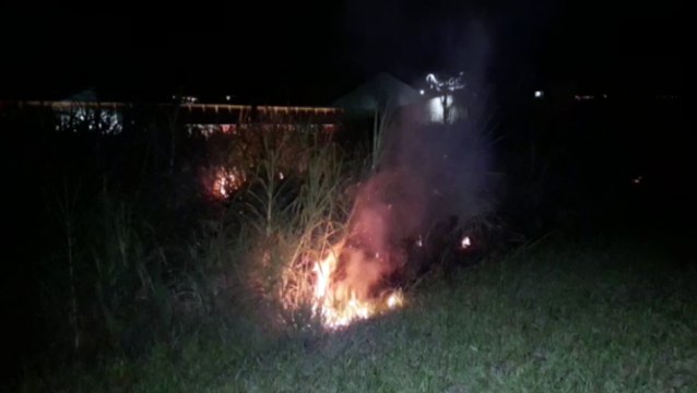 Bombeiros combatem incêndio ambiental no Bairro Canadá