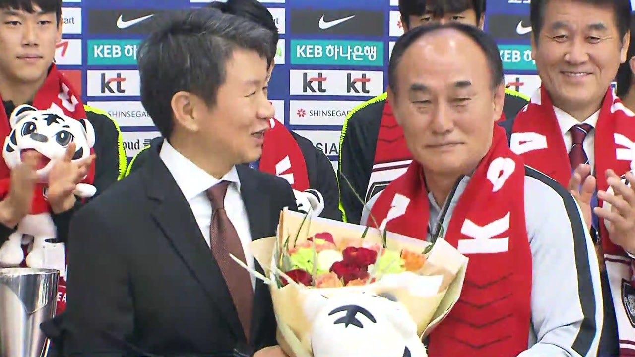 두 마리 토끼 잡은 김학범호, AFC U-23 우승 트로피와 함께 금의환향 / YTN
