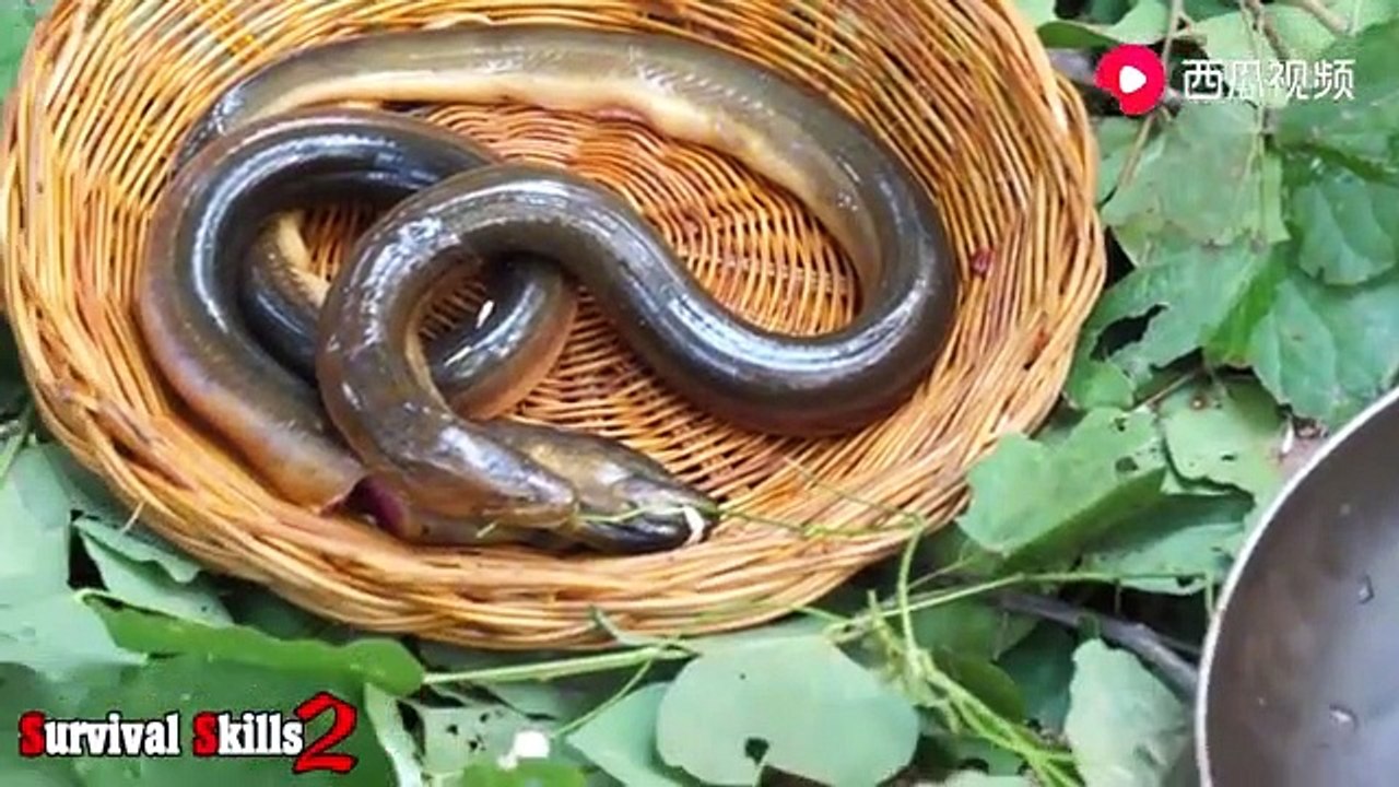 The big fat man is really good at eating, but he is reluctant to eat, but he gives the eel to the small skinny