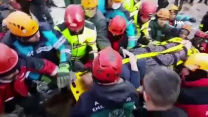 Bakan Koca enkazdan çıkarılan depremzedenin elini böyle tuttu