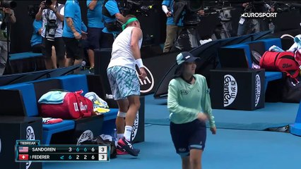 Une ramasseuse de balle heurte son mollet et tout est déréglé pour Sandgren