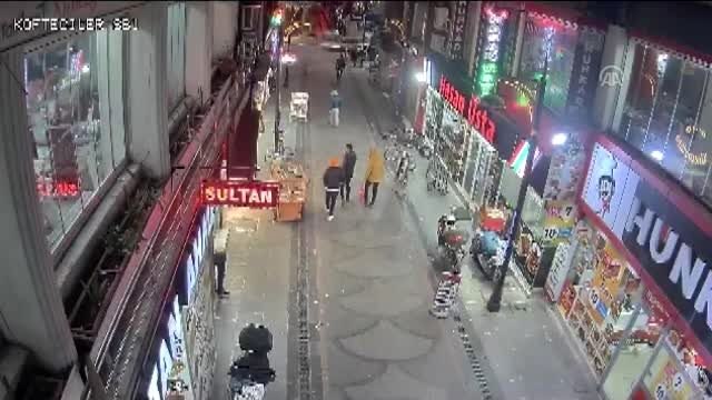 Deprem anında yıkılan binalar güvenlik kamerasında