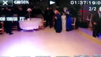 Elazığ merkezde deprem anında düğün salonundaki panik kamerada