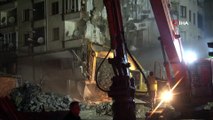 Yıkılma Tehlikesi Olan 5 Katlı Bina Kontrollü Olarak Yıkılıyor