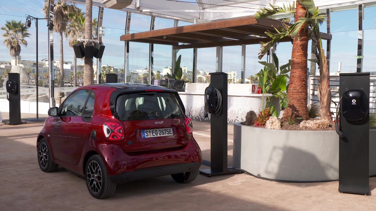 smart EQ fortwo in carmine red Driving Video