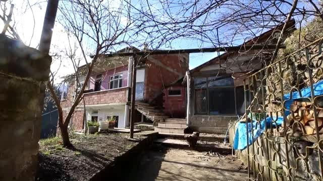 Dursun dede yalnızlığını sepet örerek unutuyor