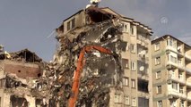 İcadiye mahallesinde riskli bina yıkılıyor - Temel Karamollaoğlu