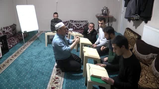 İşaret diliyle Kur'an-ı Kerim'i hatmedip umre ödülü kazandılar