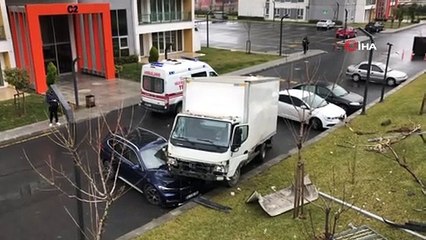 Kontrolden çıkan kamyon sitesinin bahçesindeki lüks otomobilin üstüne uçtu
