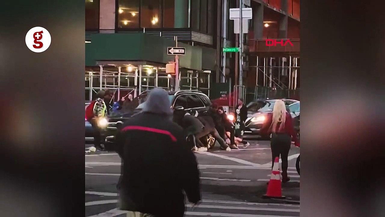 Cipin altında kaldı, yerde yatarken telefonla oynadı