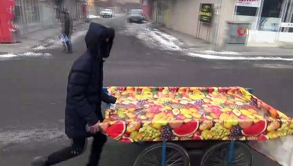 Soğuk havadan korunmak için aracını dükkana soktu