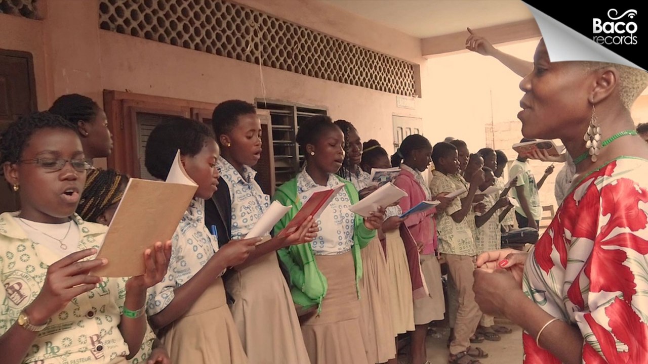 Les Hurlements d'Léo - On met les voiles ft. Les Ogres De Barback, Perrine Fifadji [Official Video]