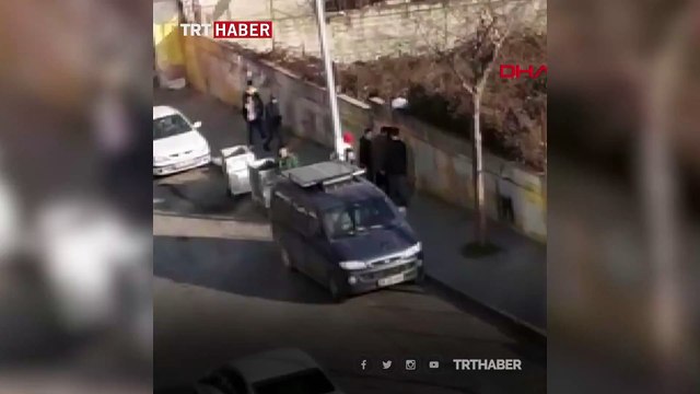 Mahallenin gençleri pompalıyla havaya ateş açtı