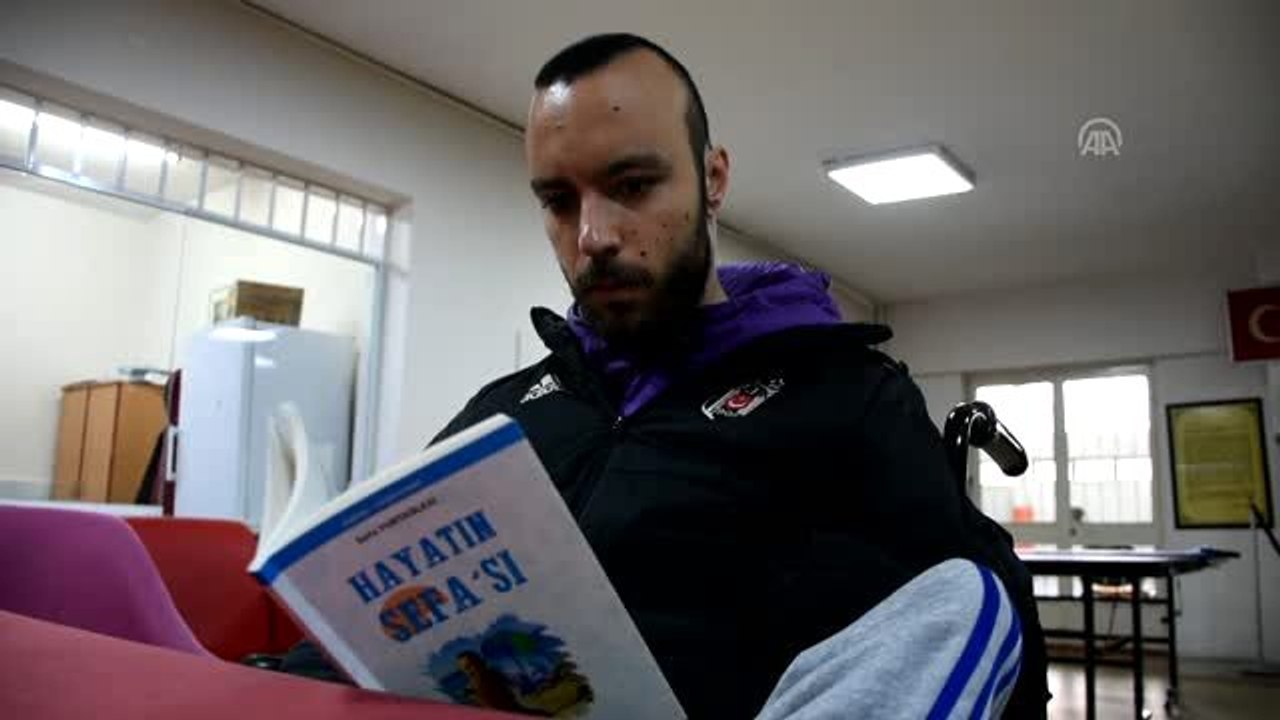 Bedensel engelli milli yüzücü sol ayağıyla hikayesini yazdı