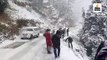 बर्फबारी के कारण सड़क से फिसलकर खाई में गिरी कार, डीएसपी के भाई समेत दो की मौत