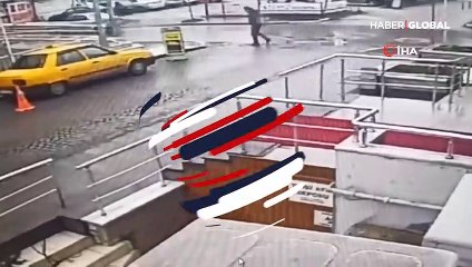 Kontrolü kaybetti, merdivende asılı kaldı