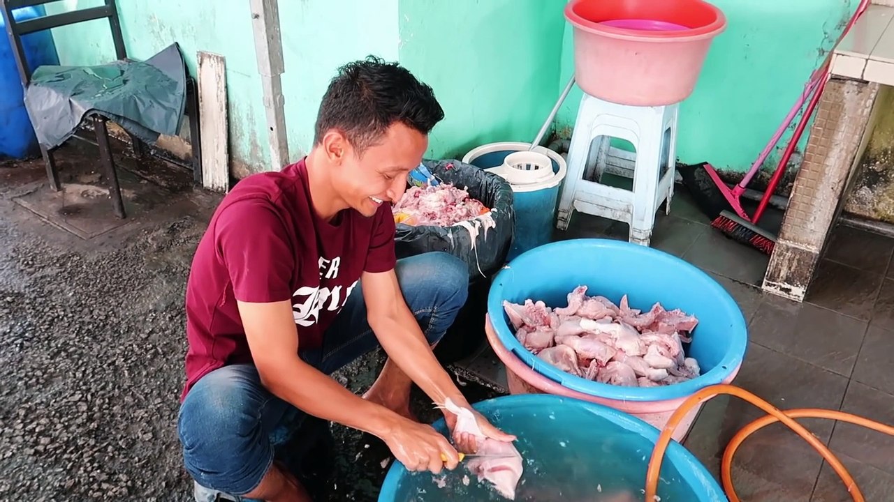 Life - Changing and Addictive Malaysian Food - Smoke DUCK Curry Street food in Kuala Lumpur