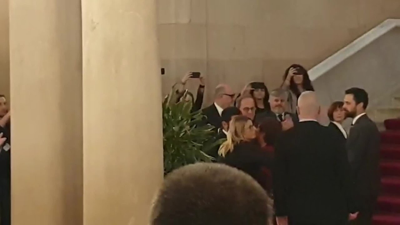 Dolors Bassa llega al Parlament entre aplausos